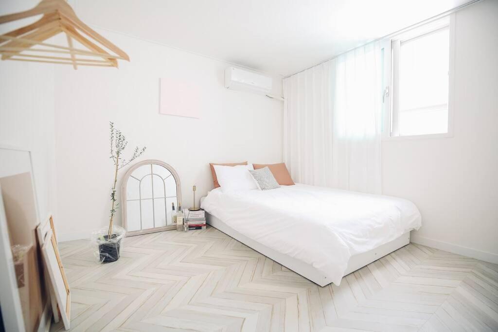 Brick/ Hongik Station 10min Apartment Seoul