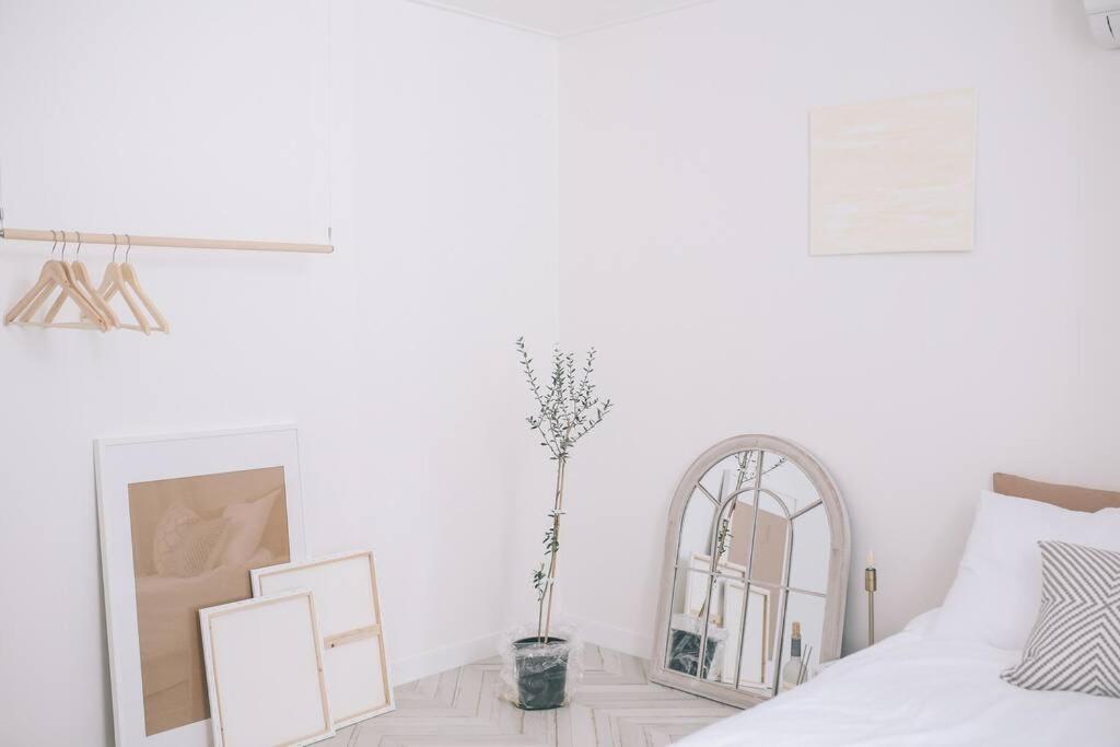 Brick/ Hongik Station 10min Apartment
