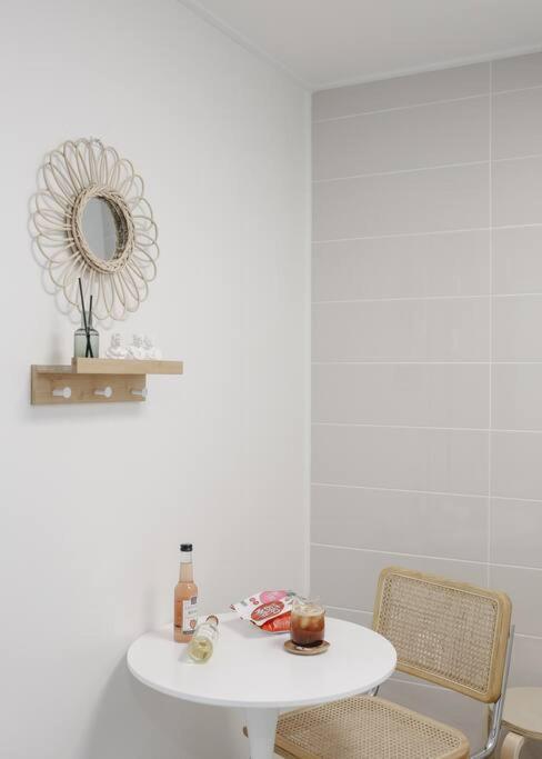 Brick/ Hongik Station 10min Apartment *